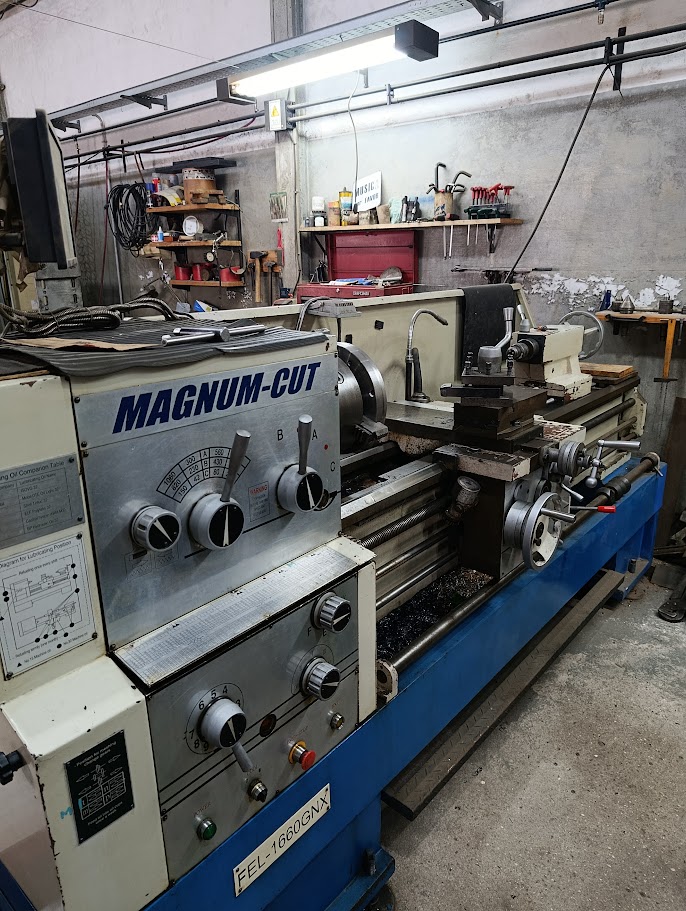 Torno MAGNUM-CUT FEL-1660GNX en el taller de MIT
